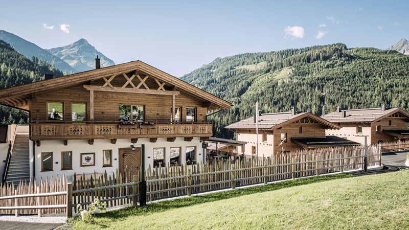 1.-Farm-Resort-Geislerhof_Aussenansicht--mood-photography-–-by-Jan-Hanser