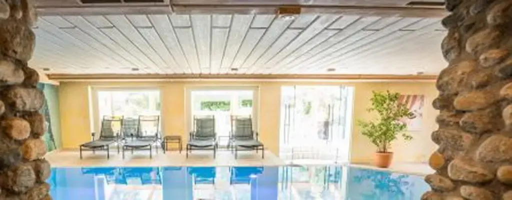 blick_auf_den_indoorpool_ortnes_eschenhof-quer