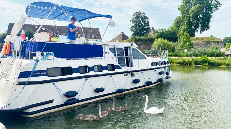 Hausboot-Port-Royal-Schwaene Hausboot von Les Canalous-Port-Royal-Schwäne füttern Foto: © Andrea Fischer, Trips4Kids.de