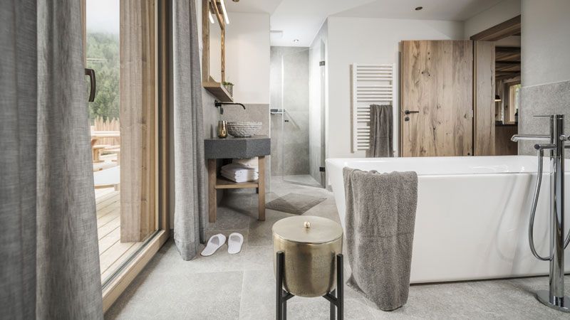 Farm-Resort-Geislerhof_Chalet-Badezimmer-mood-photography-–-by-Jan-Hanser