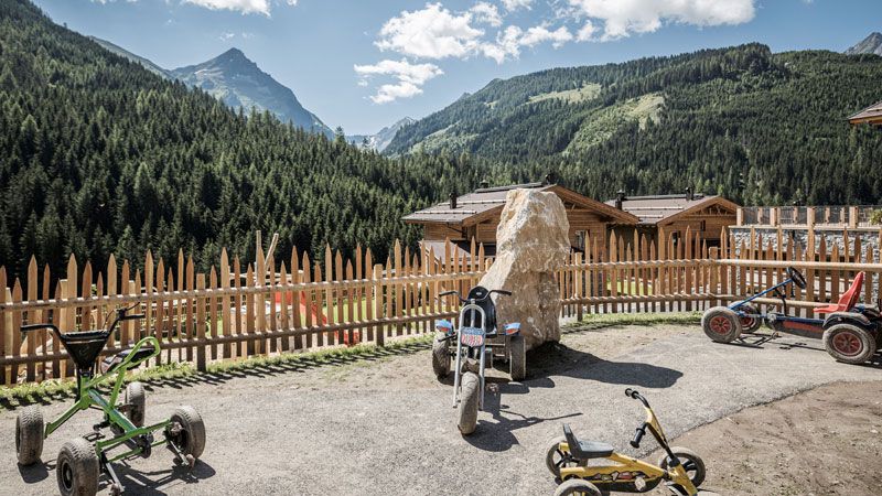 Farm-Resort-Geislerhof_Spielplatz--mood-photography-–-by-Jan-Hanser