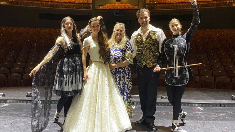 Festspielhaus_Neuschwanstein_Gruppenbild.Bild.SMH.quer Festspielhaus Neuschwanstein Fuessen - Darsteller Die Schoene und das Biest