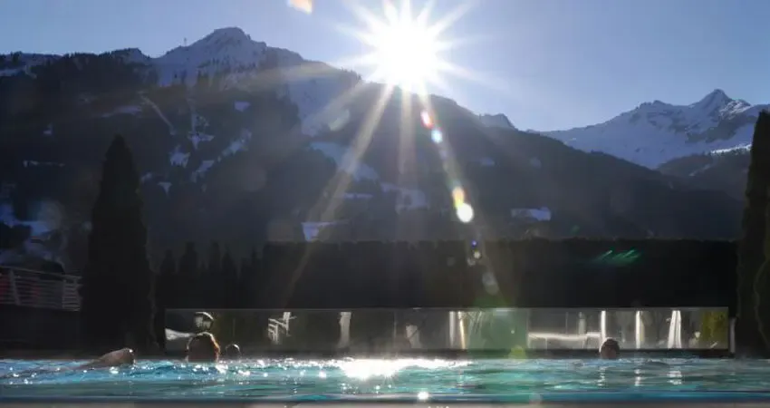 Impuls-Hotel-Therme Therme mit Ausblick im Impuls Hotel Tirol