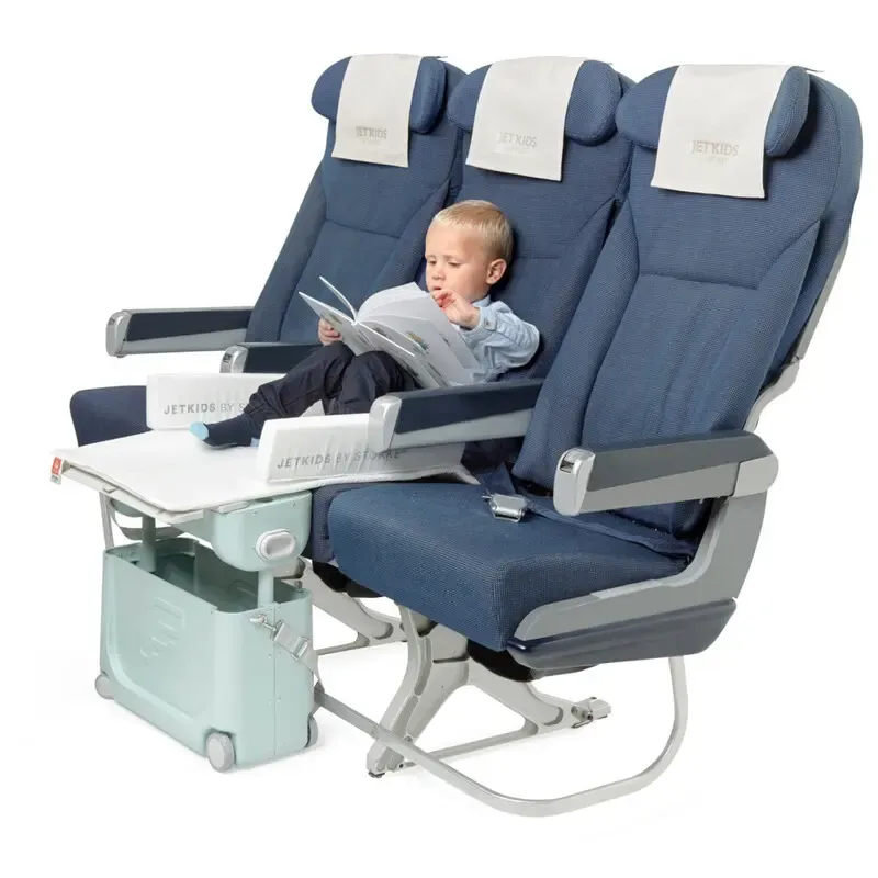 JetKids-by-Stokke-180925-07 Junge im Flugzeug mit dem JetKids by Stokke