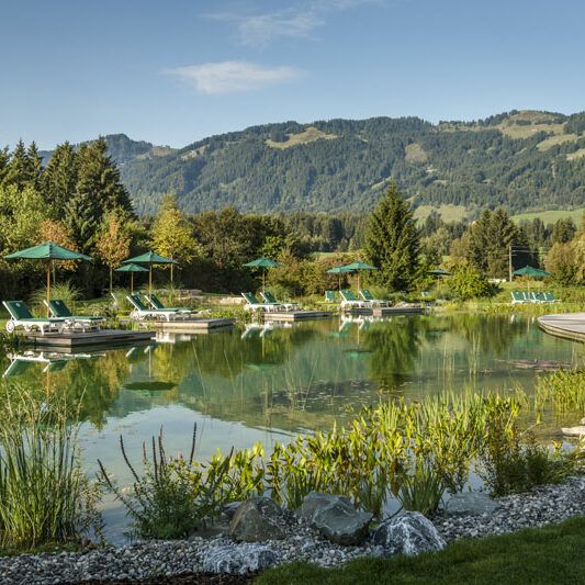 Sonnenalp_Bergsee2©Sonnenalp+Resort.2 Sonnenalp Resort - Bergsee mit Liegewiese