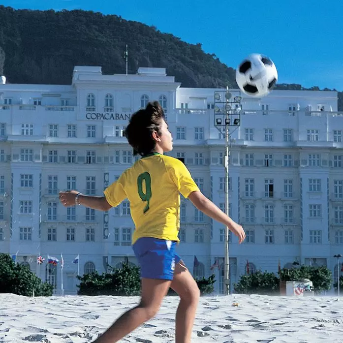 Rio de Janeiro, Copacabana Palace Strand mit Kind Bild: Copacabana Palace