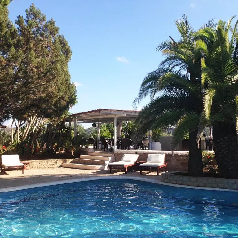 Fincahotel Cas Pla Ibiza: Pool mit Liegen; Bild: Trips4kids.de/Sandra Mueller-Hofner