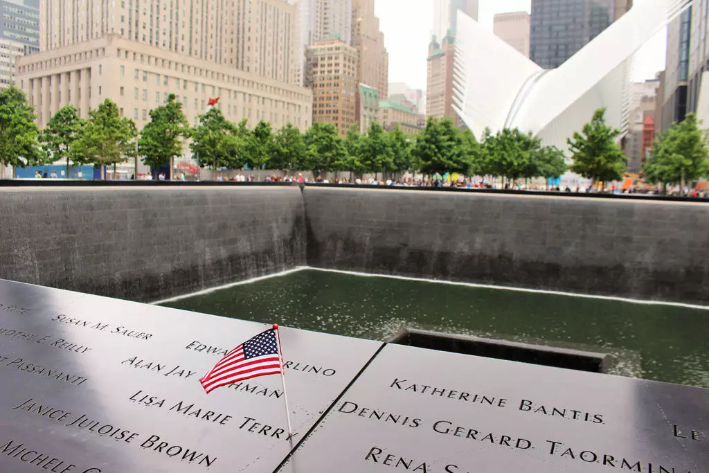 Nachdenken über das, was fehlt: Wir stehen am Rande der Fußabdrücke der Twin Towers, dem Mahnmal gegen den Terror von 9/11, steigen dann im Museum in den Untergrund, um zuletzt im 102. Stock des neuen OWTC über den Big Apple zu blicken …