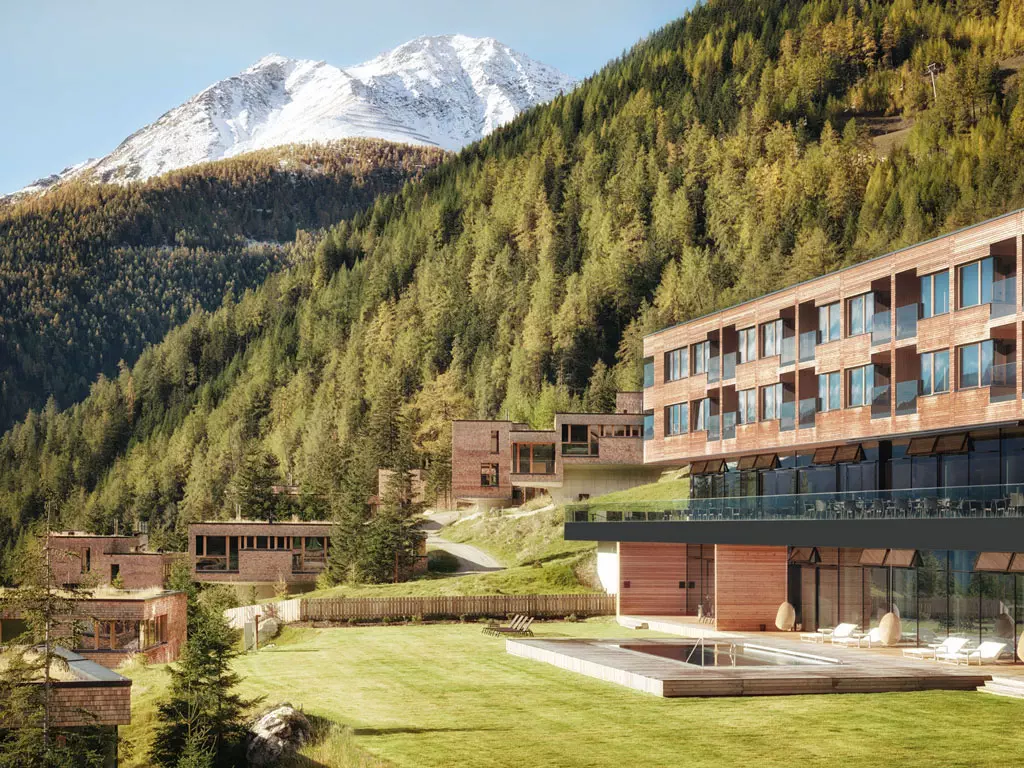 Nachhaltig, natürlich, in sagenhafter Landschaft und im klaren Look: Das Gradonna Mountain Resort ist ein Designjuwel in Osttirol. Wir waren vor Ort und finden es perfekt für Wellness, Wandern oder Skifahren für die ganze Familie!
