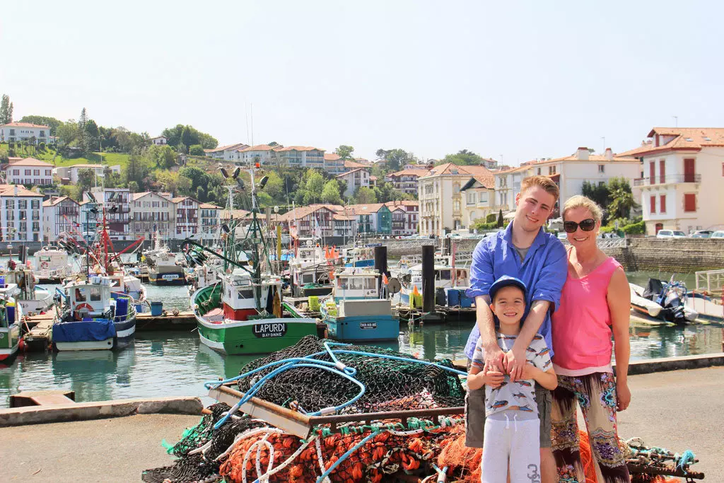Pimentos, Makronen, rote Fachwerkhäuser, Fischerboote, lebendiger Marktplatz: Baskischer Charme gepaart mit familienfreundlichen Stränden … wir sind begeistert von diesem Städtchen!