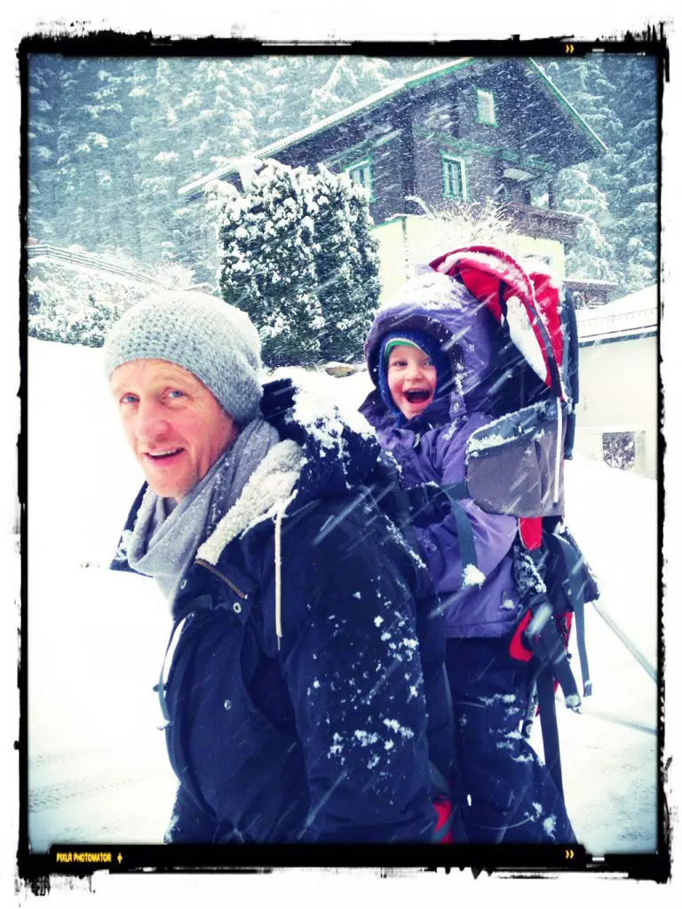 Schauspieler Stephan Kampwirth über seinen ersten Familienurlaub im Schnee mit seiner knapp dreijährigen Tochter in einem sehr charmanten Hotel im verträumten Bad Gastein …