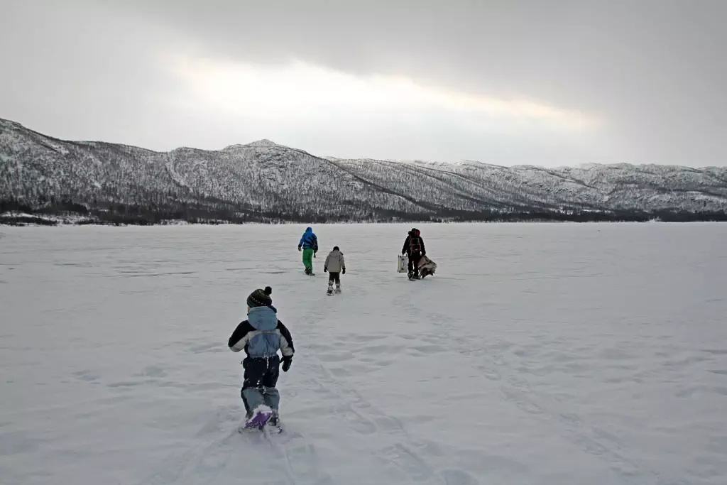 Unsere Autorin Adrienne Friedlaender und ihre drei Jungs haben viel erlebt: Eisangeln, Schlittenfahrten, wilde Tiere: Wintervergnügen in Norwegen ist ein Naturerlebnis und kein Massenvergnügen.