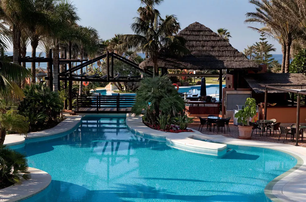 Bahia Kempinski Marbella - Pool mit Bar