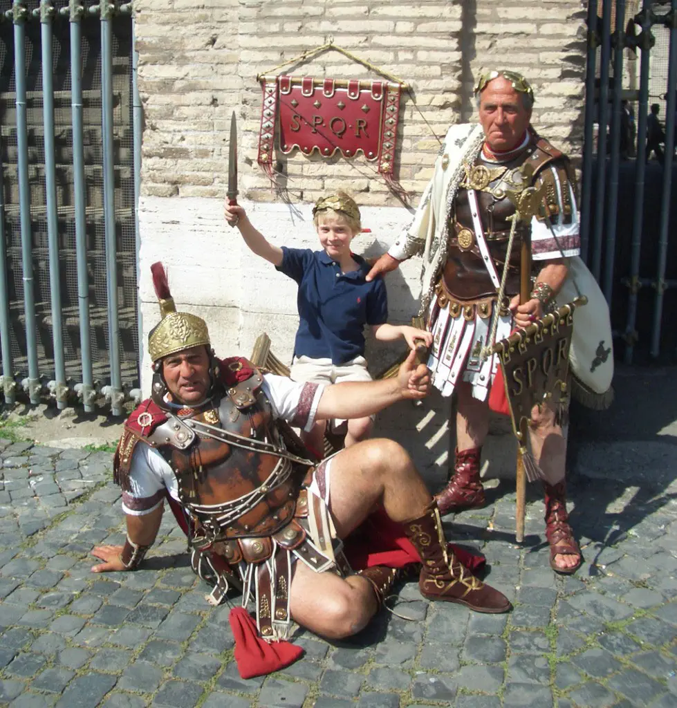 Treffpunkt: Triumphbogen. Wir haben eine Stadtführung bei einem „echten“ Römer gebucht und wollen wie die Gallier durch die ewige Stadt streichen. Sehr zu empfehlen!
