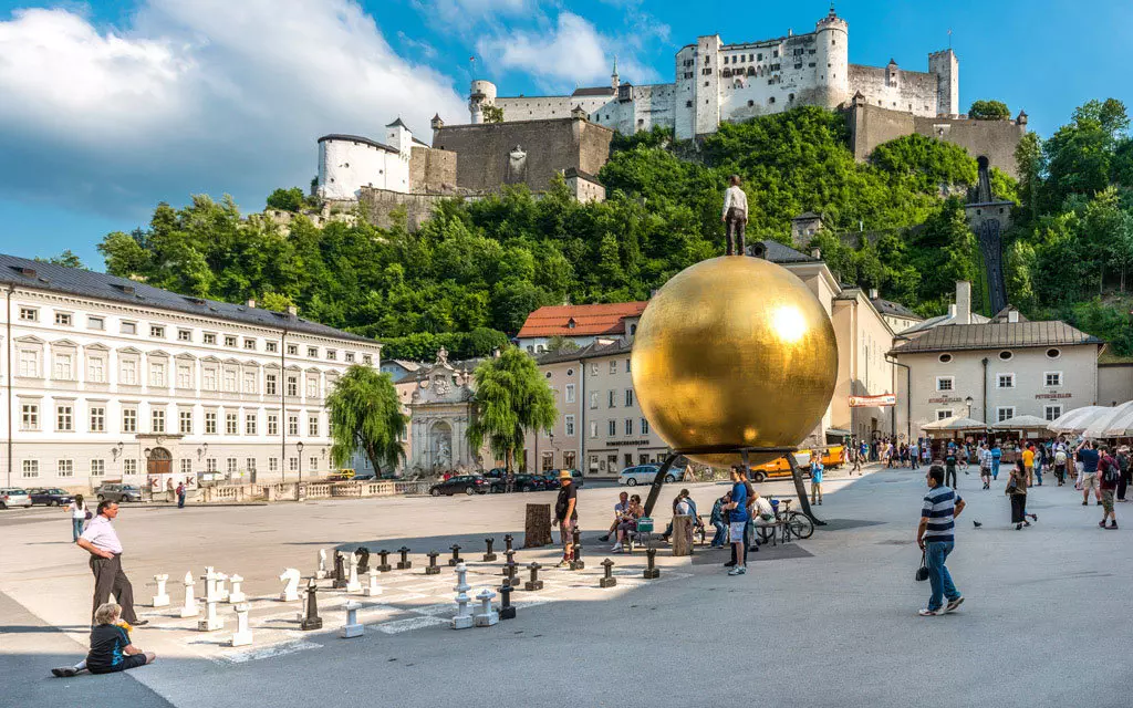 Klein, gemütlich und so schön: Salzburg ist unbedingt eine Reise wert. Ob auf dem Weg nach Italien, in den Skiurlaub oder einfach als Städte-Trip kann man mit Kind & Kegel hier viel sehen und erleben. Und natürlich köstlich essen! Wir haben von der Stadtführung über Schlossbesuch bis zum Theater einiges erlebt und sind Salzburg-Fans geworden … Unsere 7 Tipps!