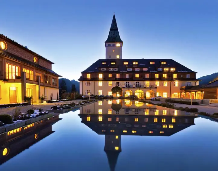 Berge, Baden, Bücher: Ein ganz besonderes Hotel und eine wunderbare Location in Bayern. Auf Schloss Elmau trafen sich 2015 die Mächtigen der Welt zum G7 Gipfel. Aber auch für Familien, Paare und Freundinnen sind VIPs hier und finden es einfach traumhaft schön  ...