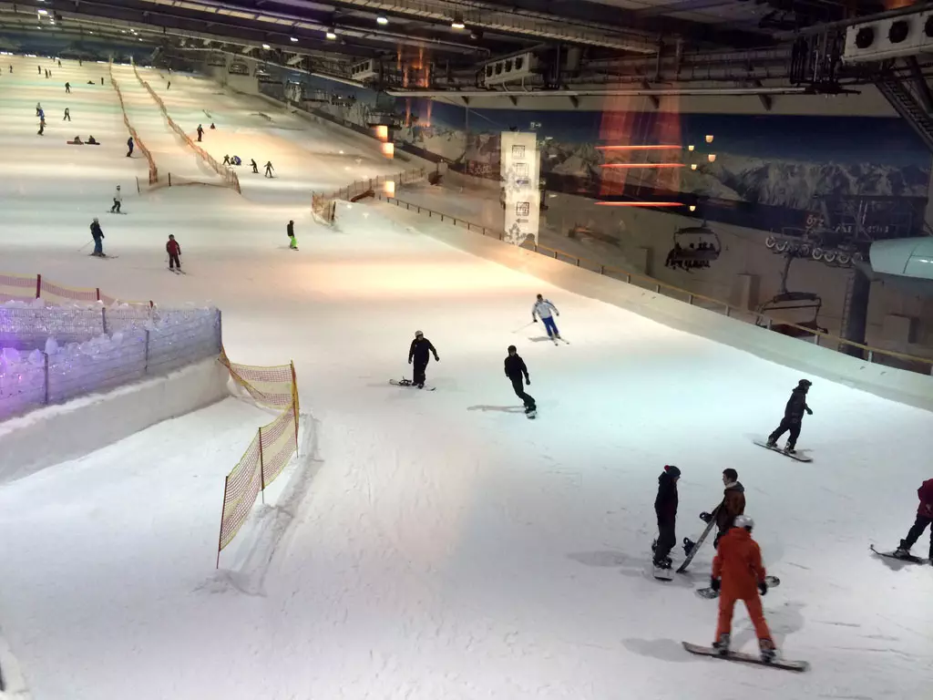 Skifahren direkt vor den Toren Hamburgs? Das geht wirklich! Ski-Spaß im XXL-Kühlschrank „Snow Dome“! Super mit den Kids als Vorbereitung auf den Skiurlaub oder einfach für einen Kurzurlaub im Schnee! Und wer länger bleiben möchte, mietet sich einfach eins der urigen Blockhäuser ...