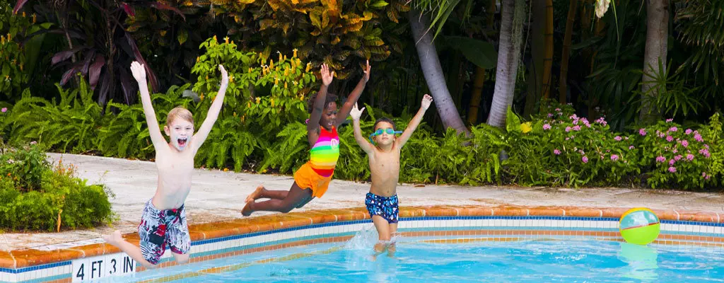 Das The Palms Hotel & Spa liegt direkt am Beach, besticht durch seinen tropischen Garten, einem großen Pool und setzt ganz bewusst auf Nachhaltigkeit. Eco-friendly so zusagen! Besonders Familien fühlen sich hier wohl: Viel Platz für die Kids, viel Entspannung für die Eltern im Aveda-Spa.