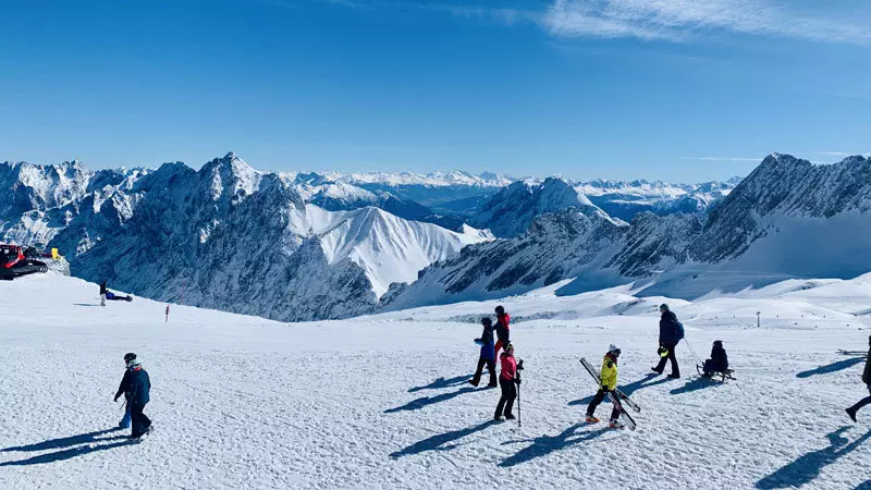 Skifahrer Zugspitzearena mit Panorama @ Foto: Trips4Kids.de, Andrea Fischer