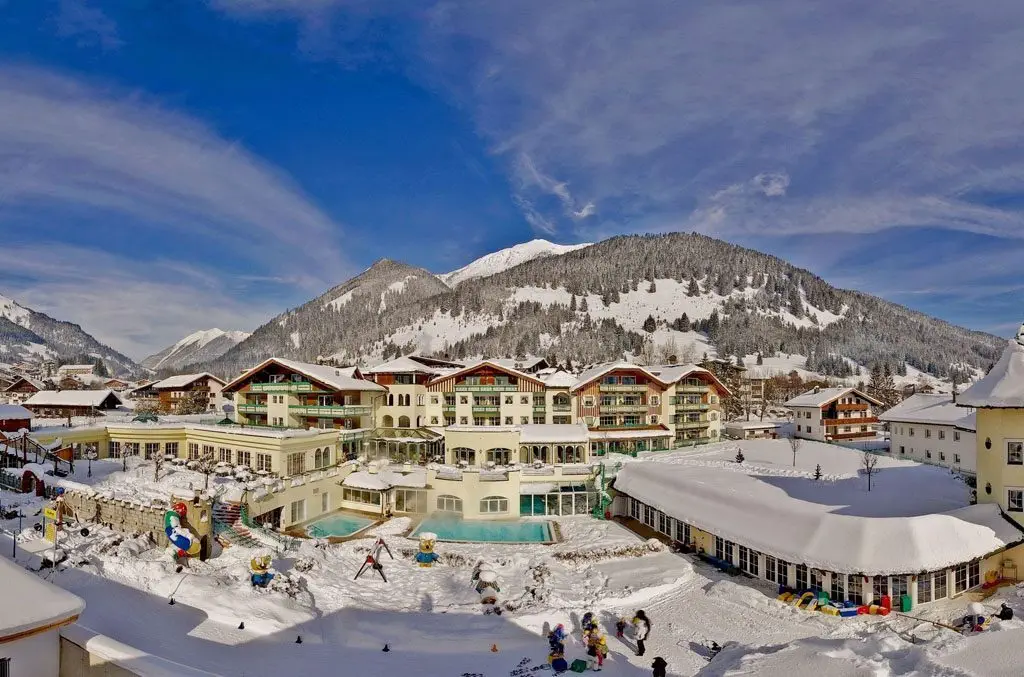 Gerade wurde das Kinderhotel mit dem Travellers’ Choice Award als bestes Familienhotel Österreichs ausgezeichnet. Kein Wunder bei so einem Angebot: Riesige Spiel- und Plantschlandschaften, liebevolle Kinderbetreuung, ausgezeichnetes Essen und das familienfreundliche Skigebiet der Tiroler Zugspitzarena direkt vor der Tür