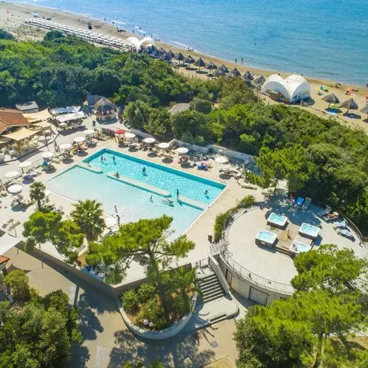 Paradù Eco Resort, Areal mit Pool + Beach @ Foto: Paradù Eco Resort