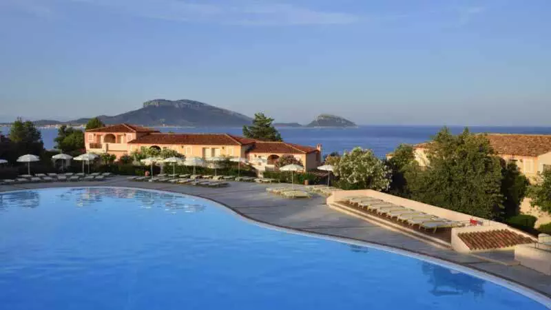 Pool mit Panoramaausblick aufs Meer c andrea getuli VOIhotels