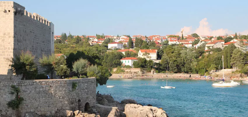 Einfahrt in die Bucht zum Nationalpark Kornati in Kroatien auf der Blauen Reise
