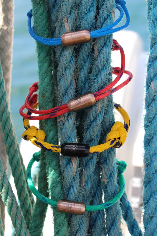 Ob Armbändchen, Schlüsselanhänger oder Maskenbändchen: Bracenet ist Recycling-Schmuck aus alten Fischernetzen - dabei geht es hier aber um viel mehr als hübsche Accessoires. Es geht um die die Rettung der Meere und einen bewussteren Umgang mit der Natur! Die Idee kam dem Gründerpaar auf einer Reise in Ostafrika ...