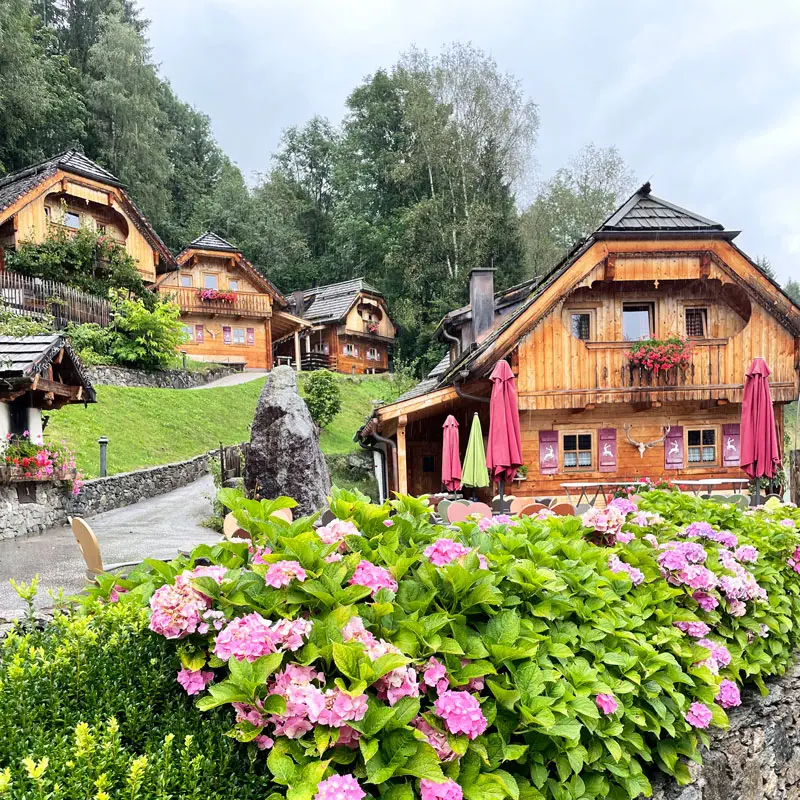Chalets-Hanglage-Naturdorf-Oberkuehnreit Chalets-Hanglage-Naturdorf-Oberkuehnreit Foto: © Sarah Spang, Trips4Kids.de
