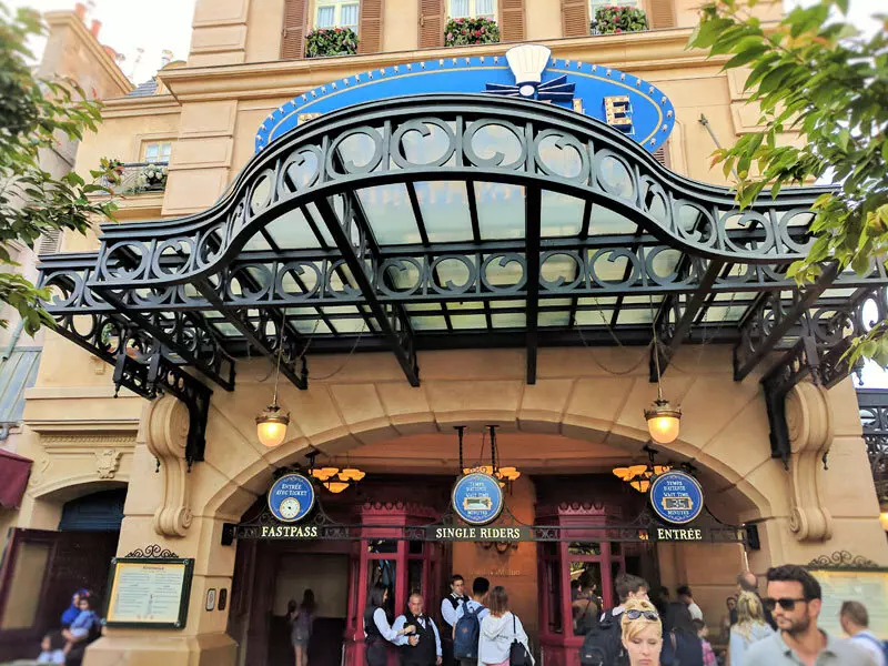 Disneyland-Theater-Fastpass