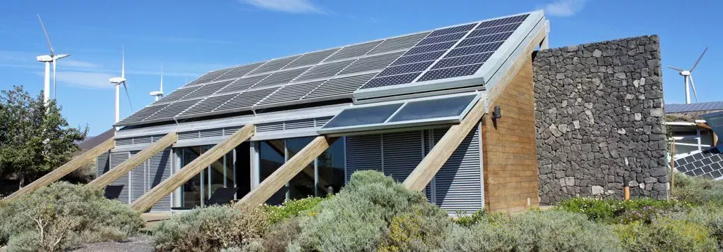 Wie wäre es mit Urlaub im CO2-neutralen Architekten-Feriendorf? Zur Wahl stehen 24 bioklimatische Häuser auf Teneriffa, die nicht nur energieeffizient und nachhaltig gebaut, sondern vor allem superschön und familienfreundlich sind!