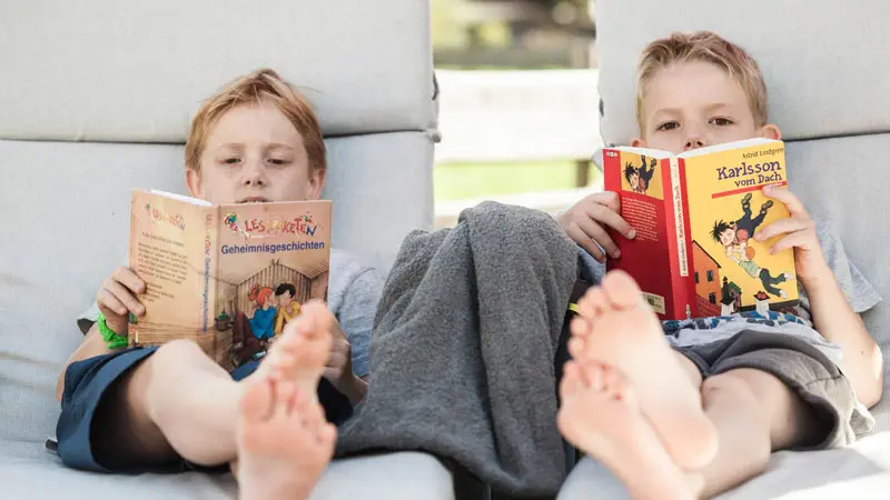 Franks_Hotel_Kids_Lesen.Bild.Franks_Oberstdorf.quer Franks Hotel Oberstdorf - Kids beim lesen