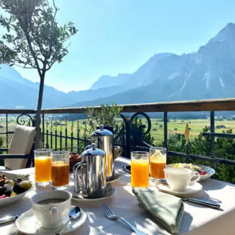 Frühstück mit Zugspitzpanorama, Hotel Post LermoosFoto: © Andrea Fischer, Trips4Kids.de