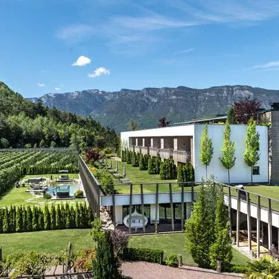 Gartenhotel_Moser_Aussenansicht_mit_Anbau_- Familienhotels Südtirol