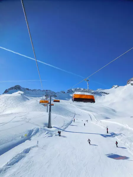 Auf der Zugspitze verläuft die Grenze zwischen Deutschland und Österreich. Unsere Autorin Antoinette Schmelter-Kaiser testete mit ihrer Familie Skigebiete rund um den 2.962 Meter hohen Gipfel und ist begeistert von beiden Seiten des Berges.