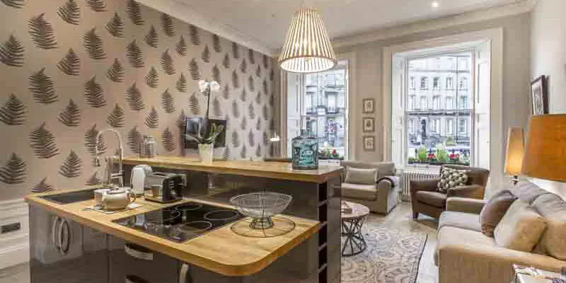 Mitten in Edinburgh, in einem schicken Stadthaus, liegen die Haymarket Apartments. Es gibt viel Platz, eine kleine Küche, komfortable Betten und eine stylische Einrichtung. Also die perfekte Unterkunft für Familien, die die schottische Metropole erkunden wollen.