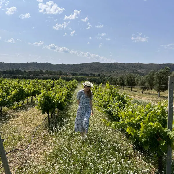 Hinterland_Johanna_im_Weinberg.Bild.HinterlandPR.1 Hinterland Spanien - Johanna im Weinberg