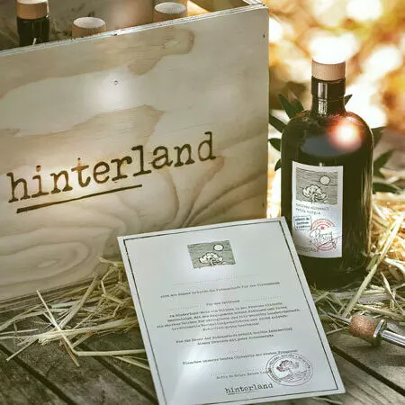 hinterland Holzkiste mit Olivenölflaschen Foto: © hinterland
