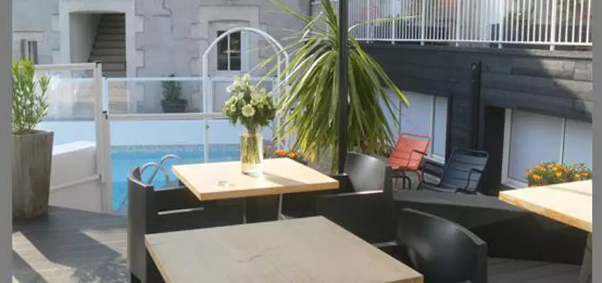 Terrasse und Pool im Hotel Île ô chateau