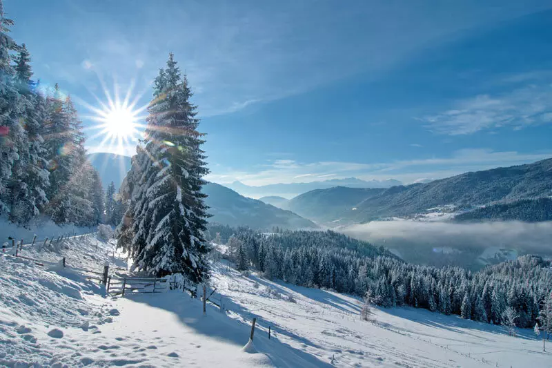 Lust auf so richtig Winter mit dick verschneiten Bergen und gemütlicher Stimmung? Dann nix wie auf nach Kärnten. Egal ob Skifahren, Winterwellness in der Therme oder Eislaufen auf einem zugefroren See - hier finden vor allem Familien jede Menge Abwechslung.