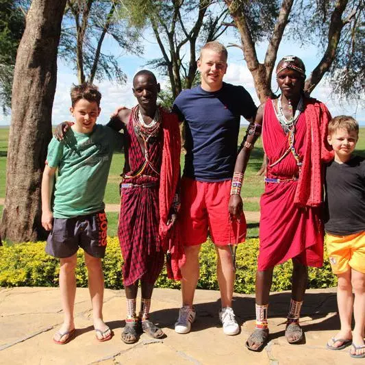 Kenia_Amboseli Ol-Tukai-Lodge--Kinder_mit_Massai Bild A.Friedlaender