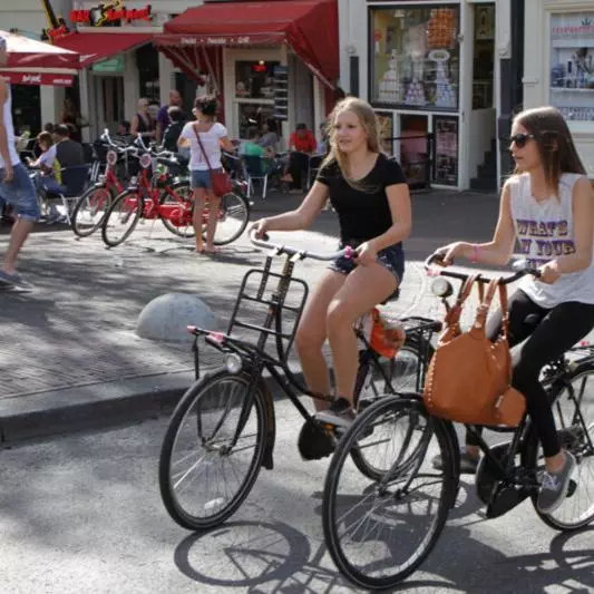 Kids auf dem Fahrrad in Amsterdam