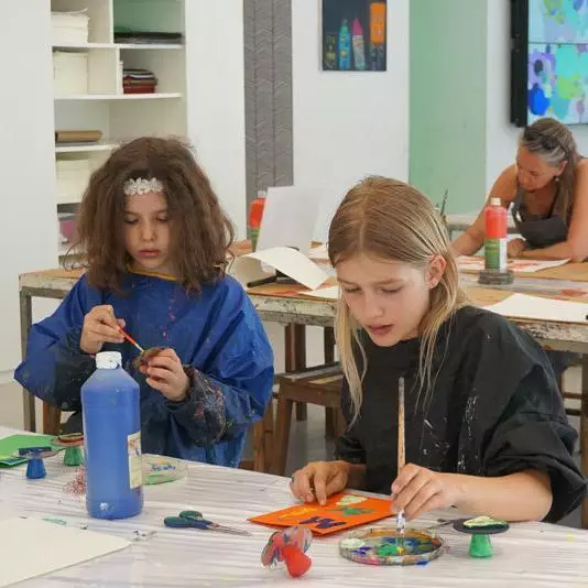 Kinderkunsthaus Kinder beim Malen