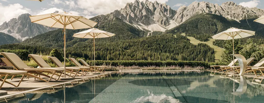 Naturhotel Leitlhof - Pool mit Blick auf die Dolomiten