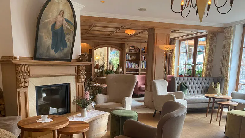 Luesnerhof_Kaminecke_Salon.Bild.T4K.quer