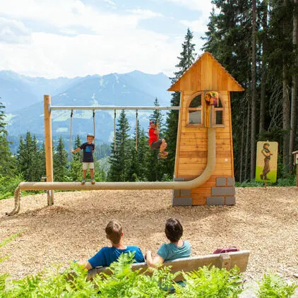 Maerchenweg_Rittisberg_Rapunzel.Bild.Rittisberg-Bergbahnen,-Hans-Peter-Steiner.2 Maerchenweg Rittisberg - Rapunzel auf dem Spielplatz