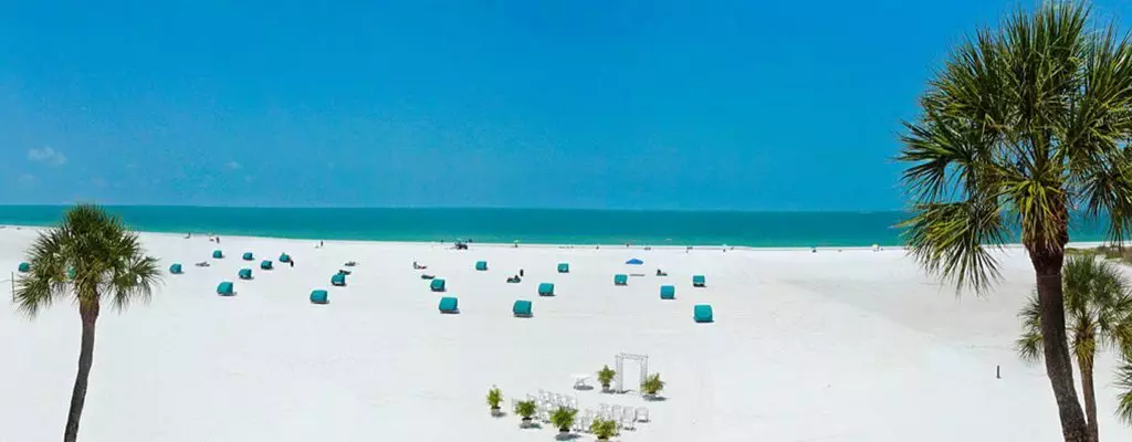 Im Outrigger Beach Resort passt alles: Die Toplage direkt am Strand vom Golf von Mexico, die coole Ausstattung der Apartments und natürlich der Preis. Dazu gibt es noch einen Pool und eine lässige Strandbar, die zum Sonnenuntergang zum