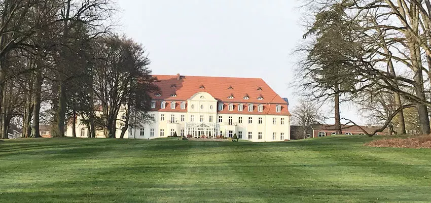 Aussenansicht des Schlosshotels Fleesensee