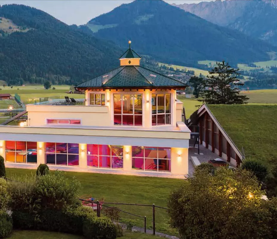 In der Tiroler Region Walchsee im Kaiserwinkl ist Familienzeit angesagt. Das Vier-Sterne-Superior Hotel Seehof sorgt mit seinem vielseitigem Programm garantiert für Abwechslung und gute Laune bei Groß und Klein. Egal ob Wasser, Wellness oder Skifahren - hier werden alle happy!