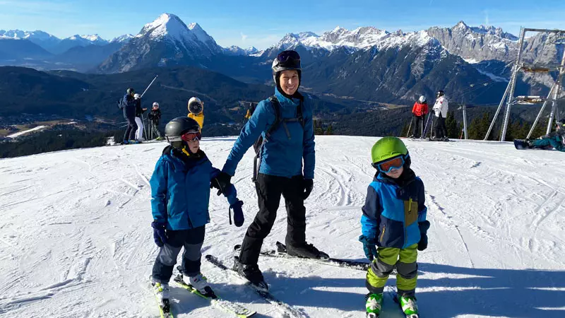Die Olympiaregion Seefeld in Tirol ist vor allem als Eldorado für Langläufer bekannt. Warum das Skigebiet Rosshütte aber auch ein Geheimtipp für Familien ist, verrät unsere Autorin Aline Scheuböck in ihrem Reisebericht. Sie hat vier Tage lang mit ihrem Mann und ihren beiden Jungs (5 und 7 Jahre) sämtliche Pisten getestet.